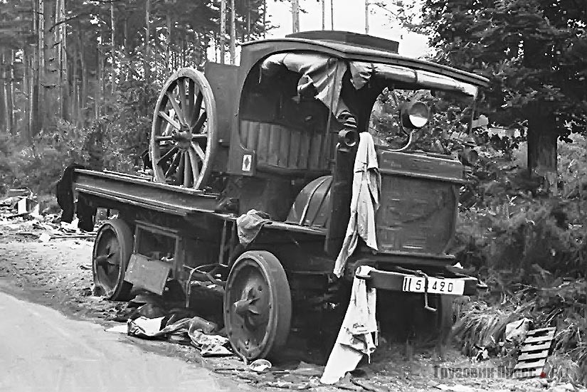 Брошенная французами колонна автомобилей Quad с 75-мм пушками обр.1897 г. (Canon de 75mm. Mlé 1897) – эта техника дожила в армии Франции до Второй мировой войны. 1940 г.