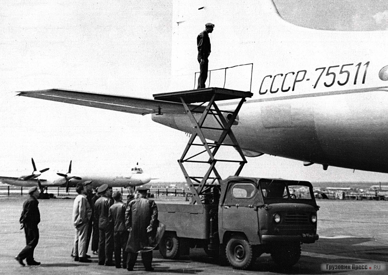 Авиационный подъемник А-64 (1962 г.) на шасси УАЗ-450Д с тентованной (!) кабиной предназначался для транспортировки авиаоборудования и технологического обслуживания воздушных судов