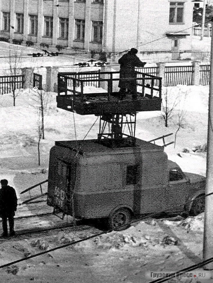 1963 г. Аварийная машина ТВ-3 с кузовом щёкинского ДОЗа на ремонте контактной сети трамвая на улице Ф. Энгельса в Туле