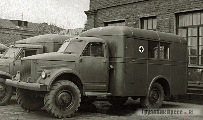 Ранний вариант санитарного автомобиля АС-3 с характерной низкой юбкой кузова