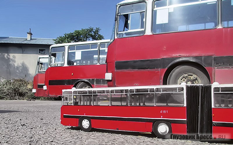 Автобусы Ikarus 280.01 и Škoda 26Tr Solaris на улице с прототипами