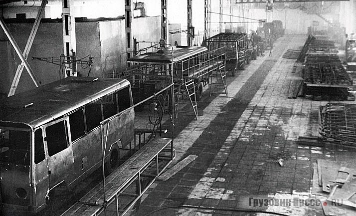 Поточное производство автобусов на заводе «Уралец». 1971 г.