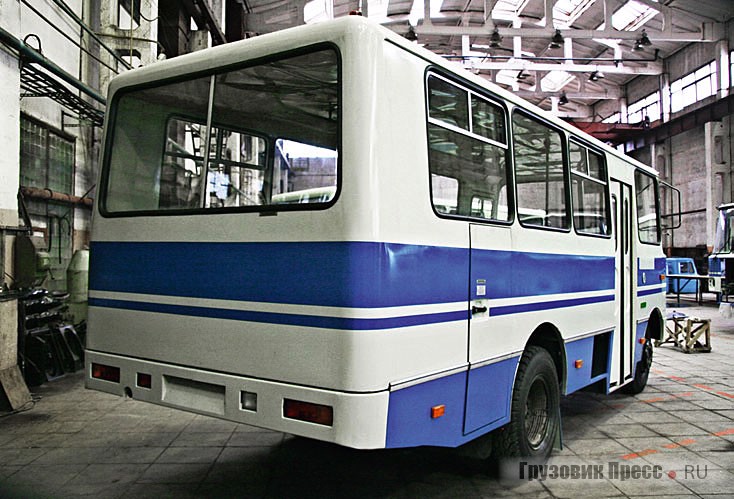 Сзади автобусы «Родник» очень отличаются от автобусов «Таджикистан»
