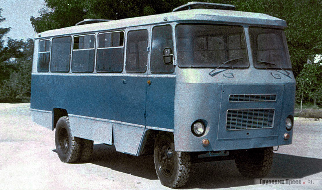 Автобус «Кубань-Г1А1-02» поздних выпусков. Внимательный глаз заметит отсутствие на капоте стилизованной эмблемы КМЗ – в Будённовске их не ставили