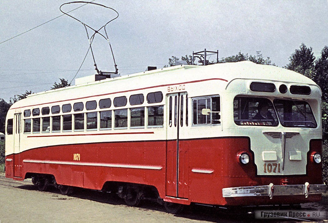 Так называемый широколобый трамвайный вагон МТВ-82