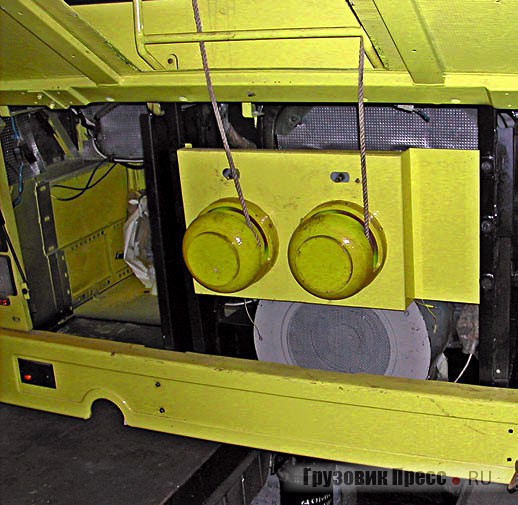 Интересный принцип крепления штангоуловителей на троллейбусе МТБ-5248 – на единой литой платформе