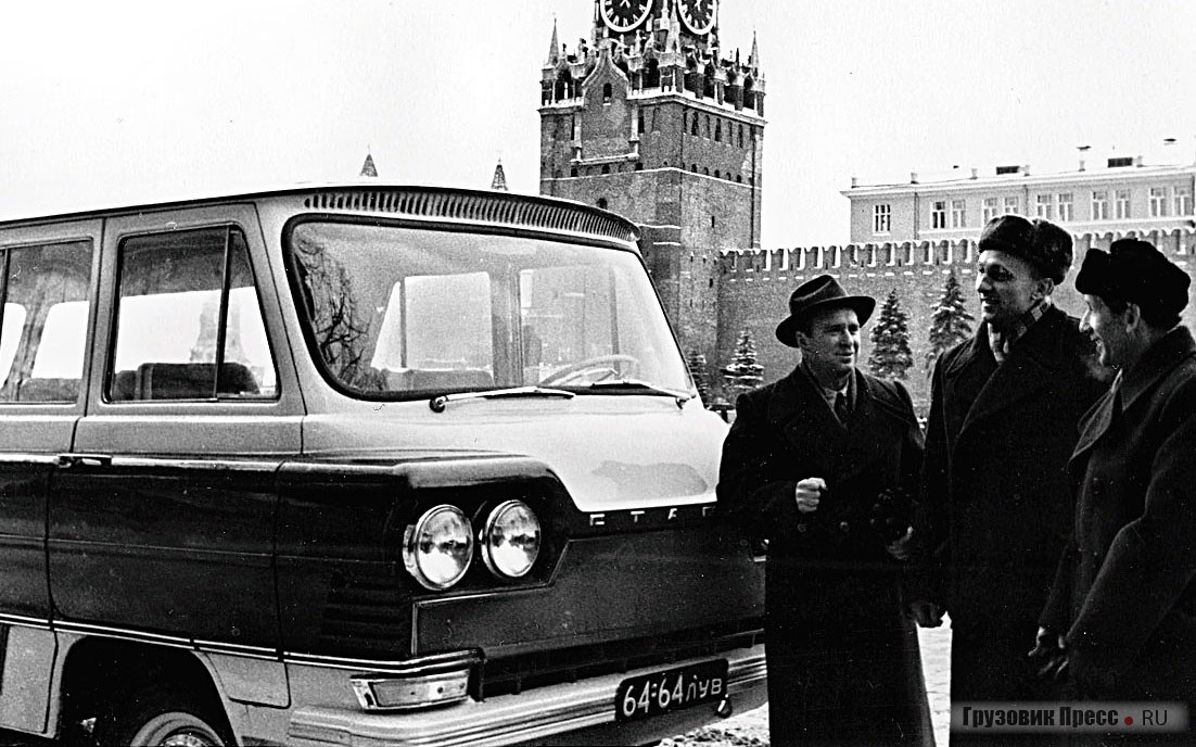 Первый «Старт» в Москве. У машины (слева направо): Геннадий Дьяченко, Алексей Иванов и водитель-испытатель Михаил Любохинер