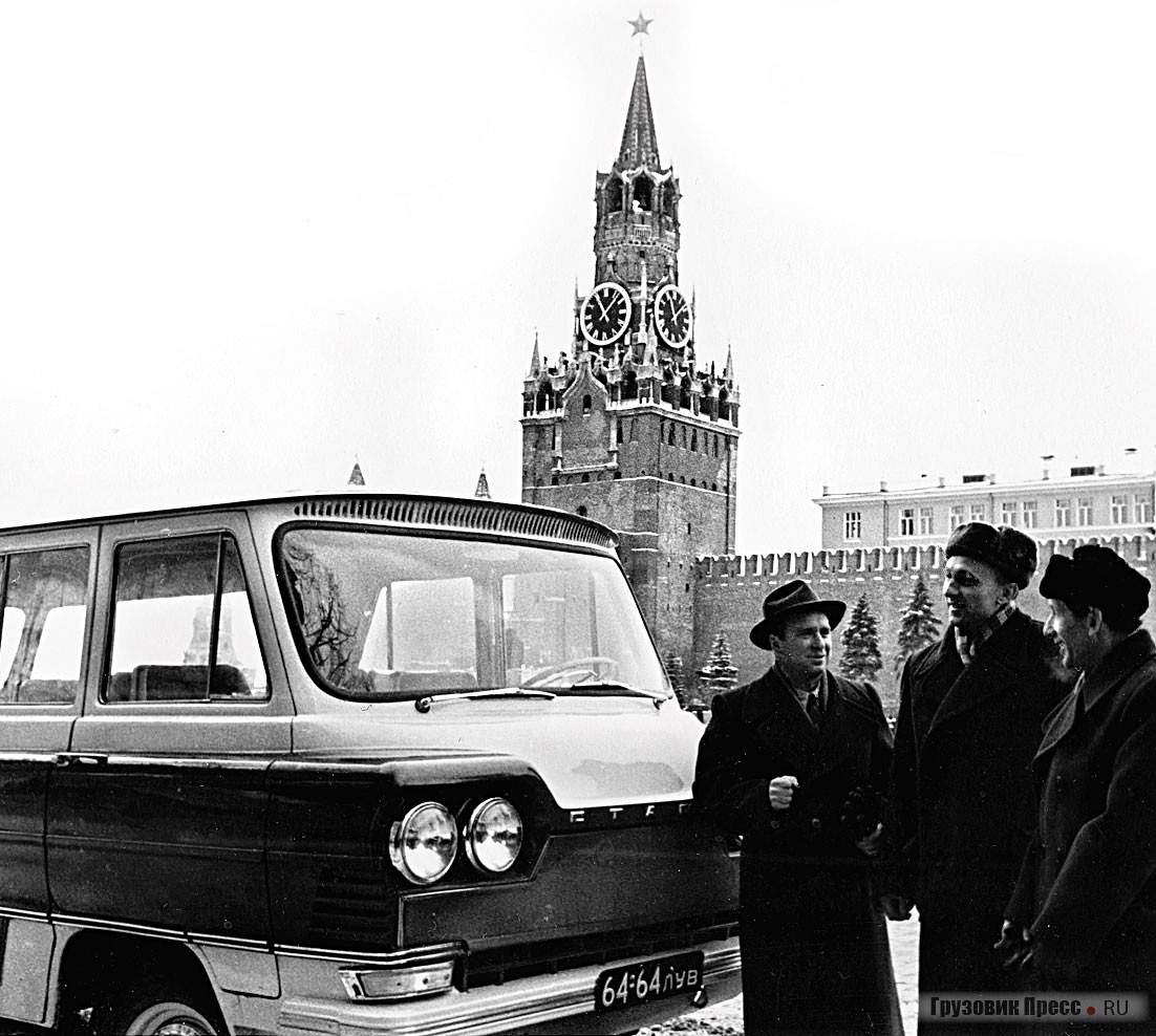 Первый «Старт» в Москве. У машины (слева направо): Геннадий Дьяченко, Алексей Иванов и водитель-испытатель Михаил Любохинер