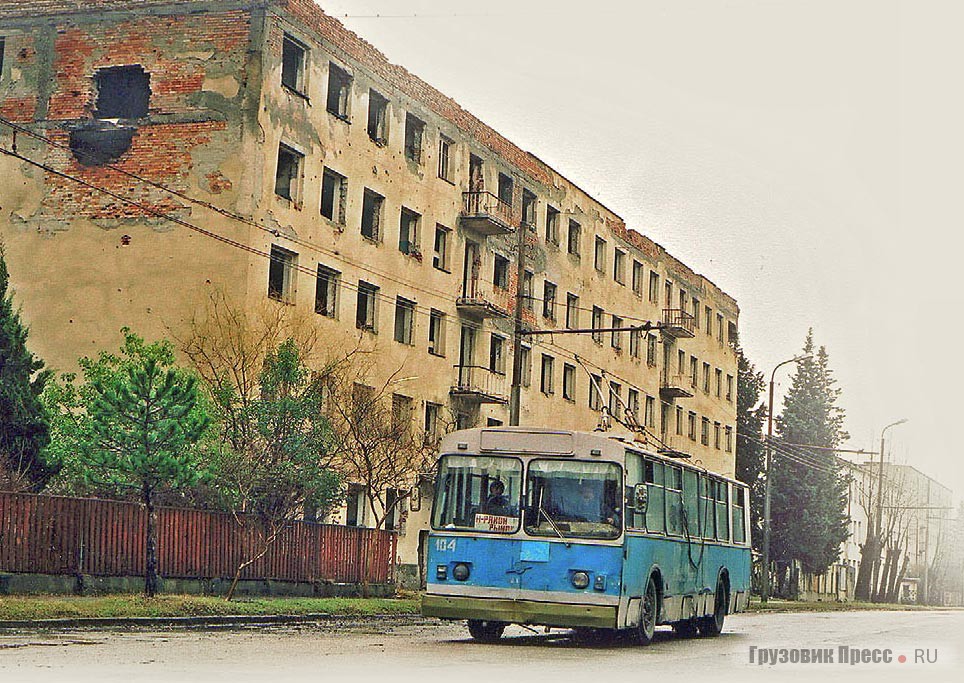 ЗИУ-682Г № 104 был самым новым троллейбусом, полученным до распада СССР. Троллейбус в Новом районе