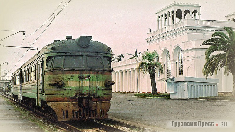 Электропоезд ЭР-2-383 на железнодорожном вокзале Сухуми