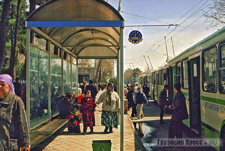 В ожидании транспорта в центре города народ, как правило, не сидит