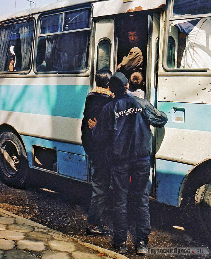 Такую давку в транспорте многие помнят по началу 1990-х, когда во многих городах не хватало подвижного состава. В Душанбе такое можно встретить и сейчас