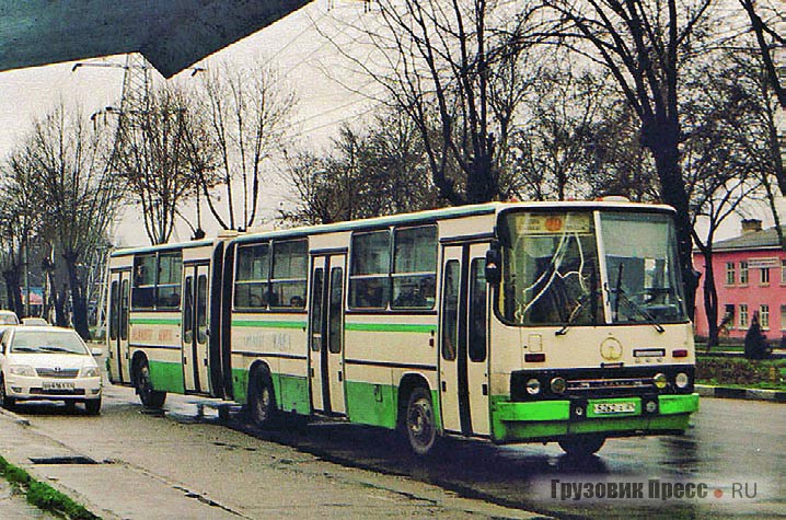 Немногочисленные автобусы Ikarus-280 работают в спальных районах без заезда в центр