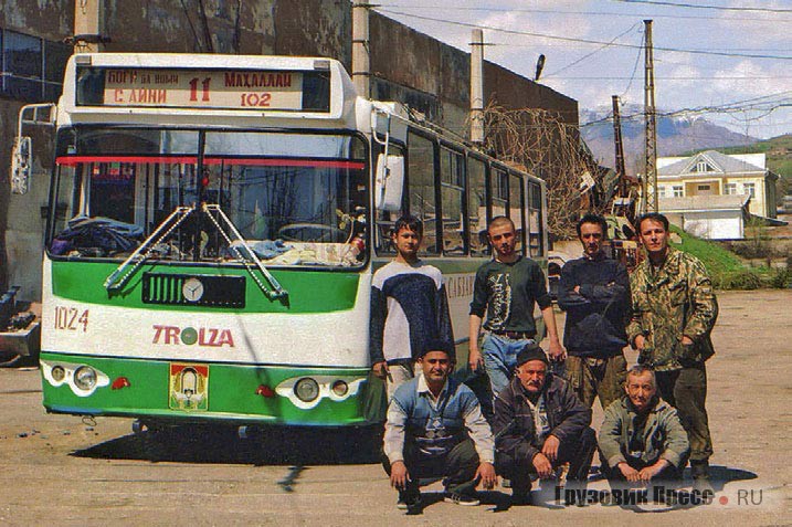 Группа электриков и водителей 1-го троллейбусного парка Душанбе. Эти люди обеспечивают стабильную работу городского электрифицированного транспорта