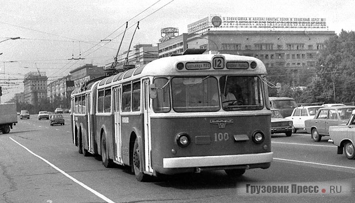 СВАРЗ ТС движется по пл. Белорусского вокзала в сторону ул. Горького