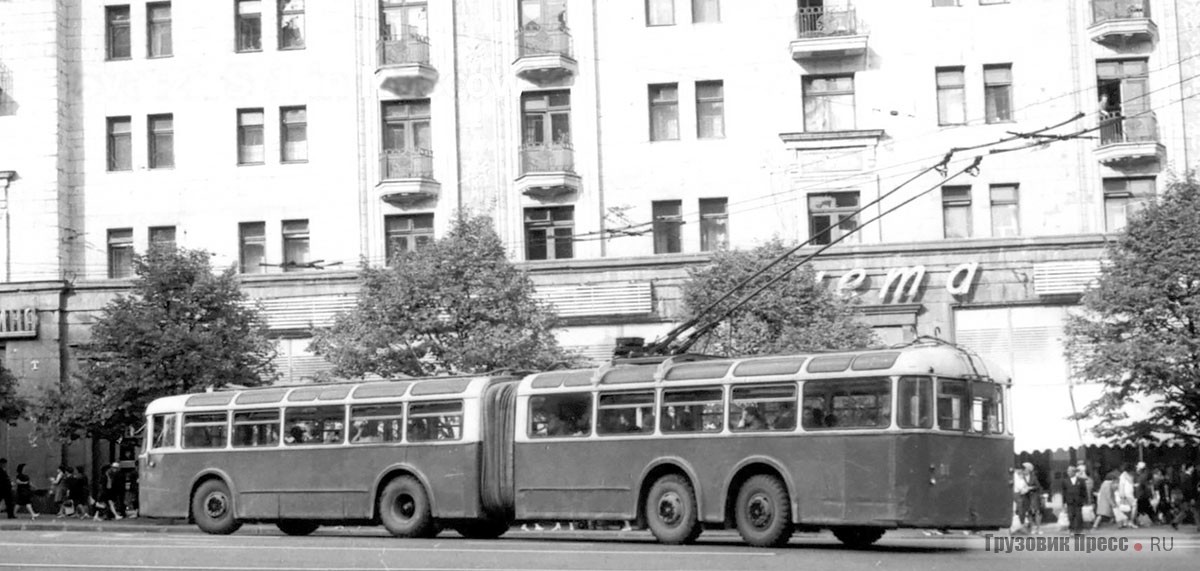 СВАРЗ ТС поворачивает с ул. Огарева на ул. Горького