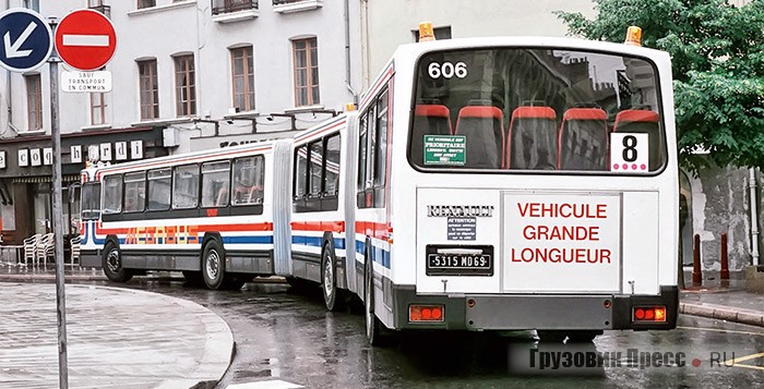    На задней части прицепа размещена надпись vehicule grande longueur – длинномерное транспортное средство