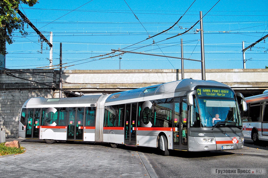Троллейбус Irisbus Cristalis ETB18 на улицах Лиона