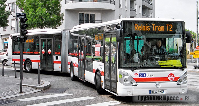    Автобус Irisbus Citelis 18 с новыми фарами фирмы Hella KGaA Hueck & Co., стилизованными под глаза пчелы 