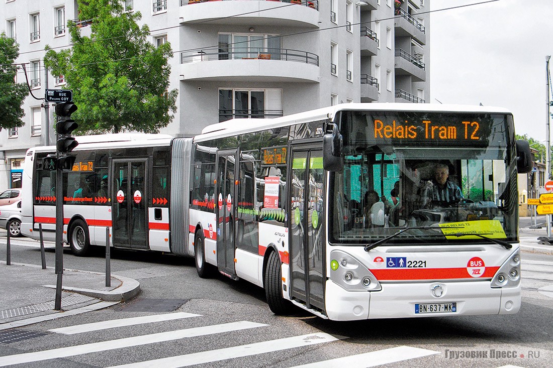 Автобус Irisbus Citelis 18 с новыми фарами фирмы Hella KGaA Hueck & Co., стилизованными под глаза пчелы