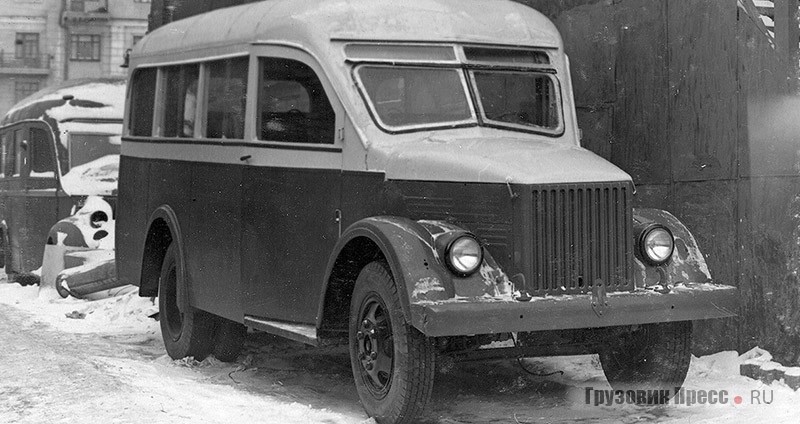 Автобус АКЗ-51 (А-51) раннего выпуска. На заднем плане – по-видимому, нереализованная ветеринарная лаборатория на шасси АКЗ-1. 1950 год