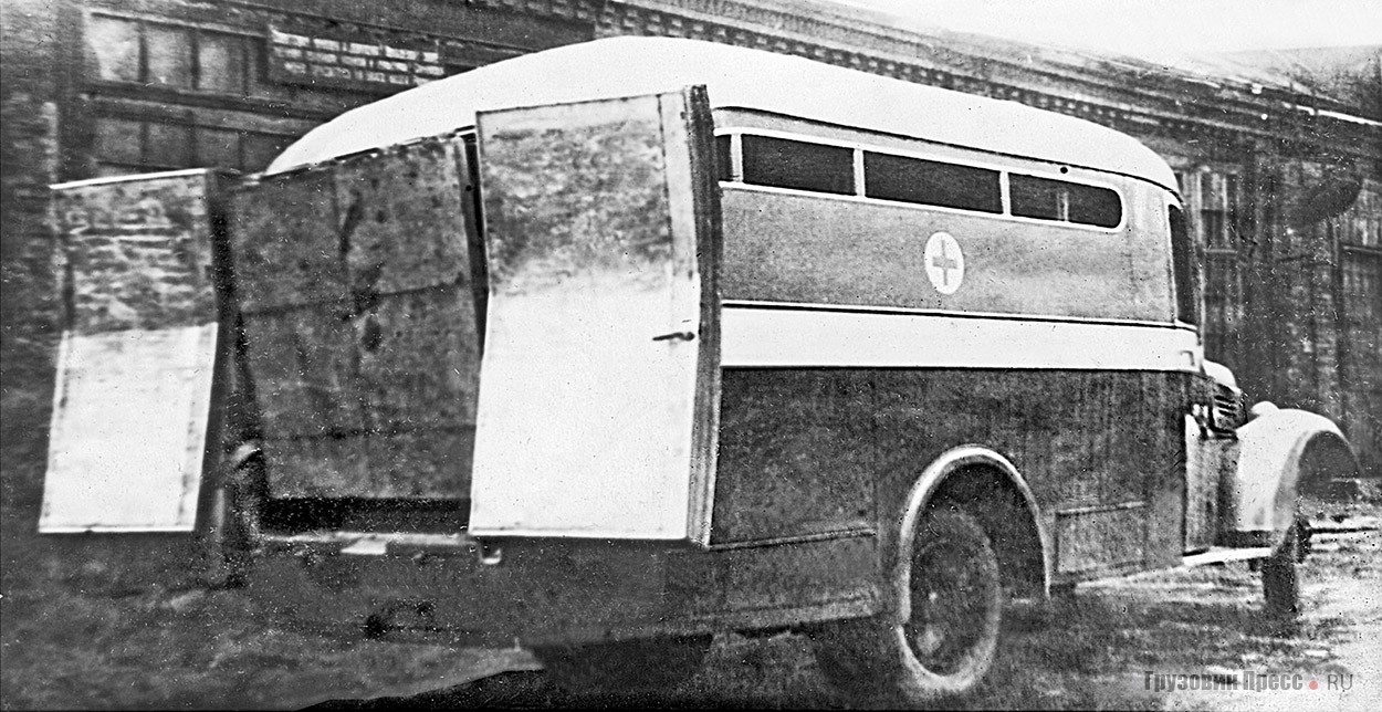 Специализированный автомобиль для транспортировки павших животных на территории завода «АРЕМКУЗ». Задние двери открыты, трап в поднятом положении. 1949 год