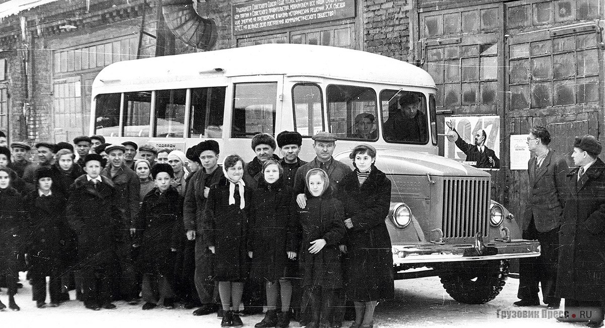 Сверхплановый автобус АКЗ-51 от рабочих «АРЕМКУЗа» колхозу им. Гастелло. Середина 1950-х годов