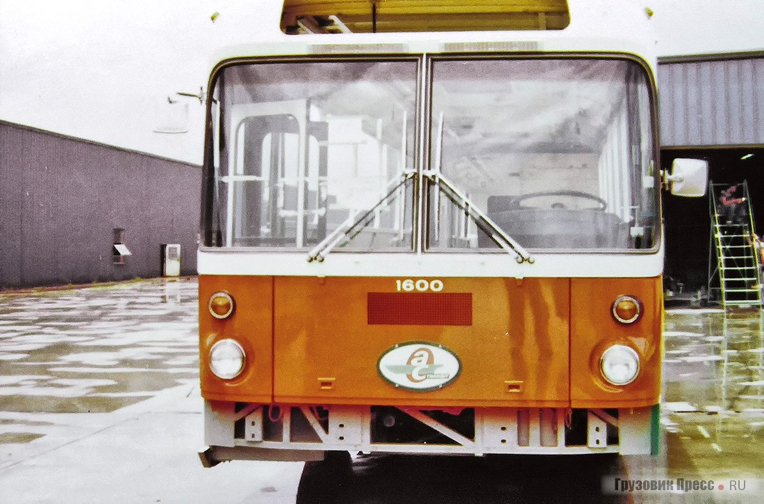 Машинокомплект автобуса MAN SG 220 на предприятии AM General, на котором проходит завершающий этап сборки – установка салона, поручней, системы кондиционирования воздуха, бамперов американского образца и боковых стёкол. Штат Индиана, 1976 г.