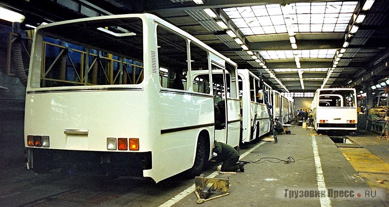 Сборка автобусов Ikarus 286 на заводе малых серий в Матиашфельде