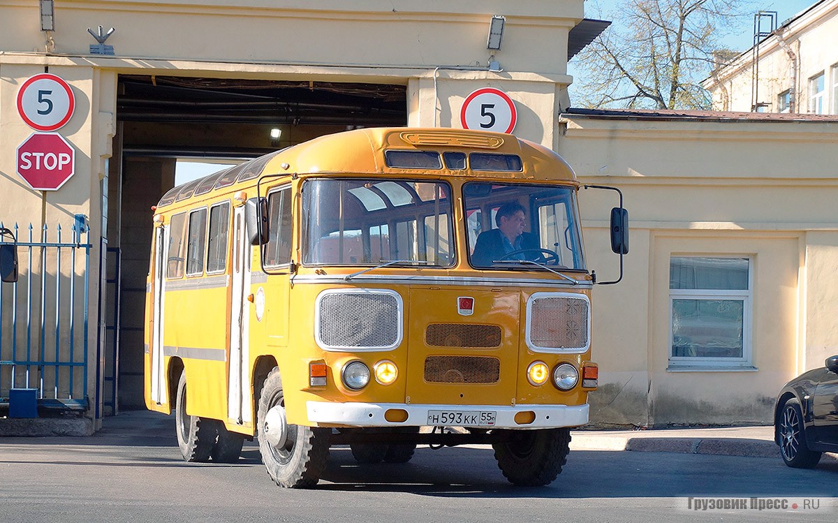 Этот «Колобок» ПАЗ-672М едва прибыл в Петербург – и сразу оказался на параде. Машину в очень хорошем состоянии фирма «РетроЛайн» купил в Омской области, где она работала при автошколе в городе Тара. «Колобка» обменяли ключ-в-ключ на подержанный, но сильно более молодой ПАЗ-4230 «Аврора».
