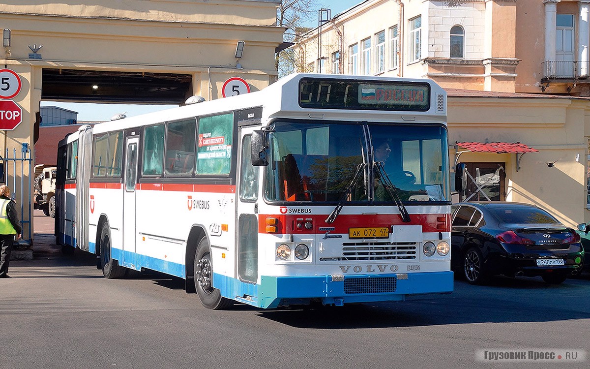 «Швебус» Saffle на шасси Volvo B10MA-55 – одно из недавних приобретений Петербургского музея автобусов. В конце прошлого года эта машина получена в подарок от администрации Ленинградской области. Первоначально «Сэффл» работал в родной для него Швеции, а с 2002 года, на протяжении 19 лет, Швебус трудился в городе Сосновый Бор 47 региона. Там, стараниями закреплённого за Volvo водителя, автобус и пережил собратьев, дождавшись передачи музею.