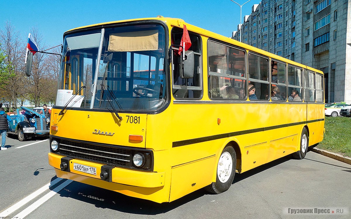 Некогда последний ходовой Ikarus-260 в «Пассажиравтотрансе» вышел на парад в обновлённом облике – машина пережила косметический ремонт с полной перекраской. Автобус проработал на линии дольше всех стараниями закреплённого водителя, упорно отказывавшегося от получения нового автобуса. Он же, как правило, и управляет своей старой машиной на парадах и других ретро-мероприятиях.