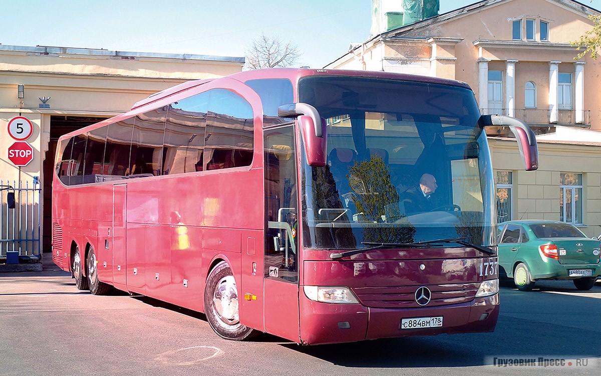 Наименее «музейного» вида, но уже музейный экспонат – этот Mercedes-Benz Travego O580-16 RHD. Роскошный трёхосный лайнер – самый дорогой в истории «Пассажиравтотранса» автобус, доставшийся предприятию в 2002 году за $550 тысяч. «Мерседес» покупали для международных линий в Финляндию и Прибалтику, но со временем крайне дорогая и сложная в эксплуатации машина оказалась не у дел. В начале этого года руководство ПАТ приняло решение сохранить «Травего» в качестве музейного экспоната.