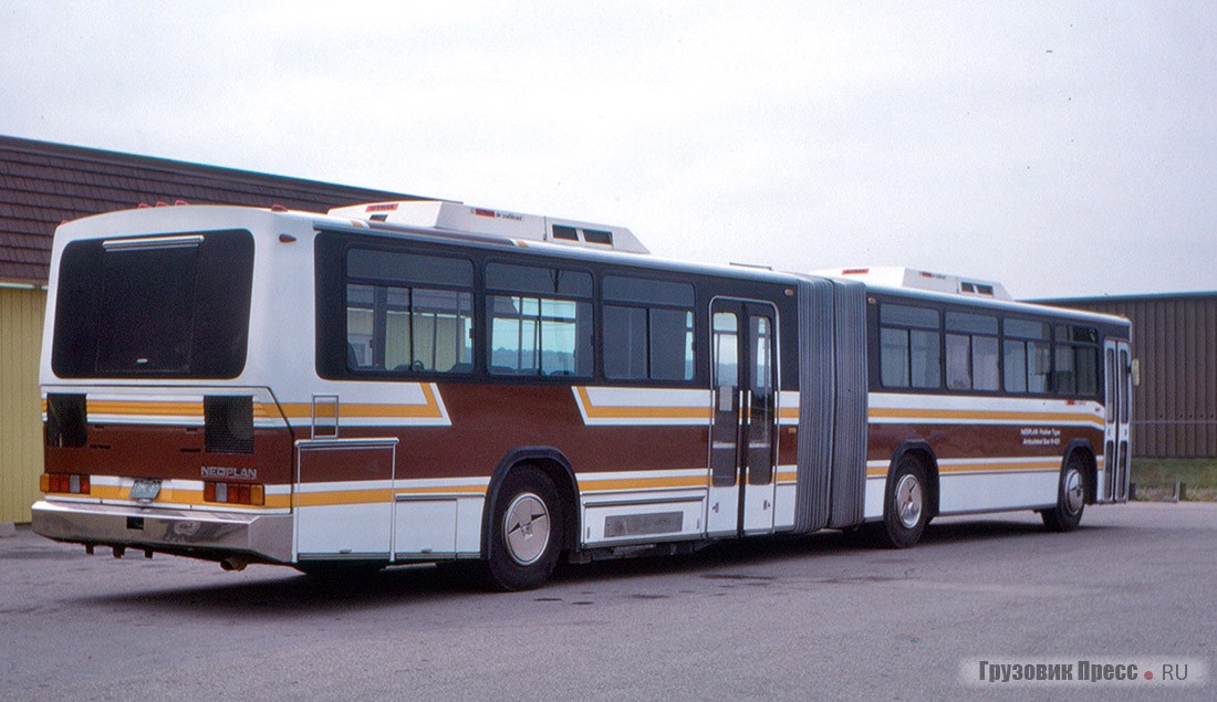  Автобус Neoplan USA N 421, использовавшийся компанией Neoplan USA для демонстрационных испытаний в США и Канаде. 