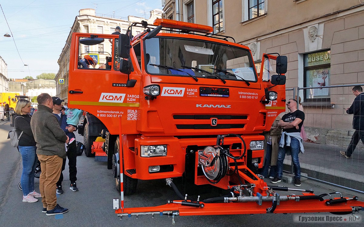 <br>Другой экспонат SPbTransportFest от смоленского «завода КДМ» – мультифункциональная дорожная машина ЭД-244КМА на двухосном шасси КАМАЗ-53605, адаптированная для монтажа разнообразного навесного оборудования: снегоуборочного, поливомоечного, соле- и пескоразбрасывающего, а также для обработки проезжей части реагентами и мойки дорожных барьеров и знаков. На фестивале машина укомплектована оборудованием под работу в летний период.<p><br></p>