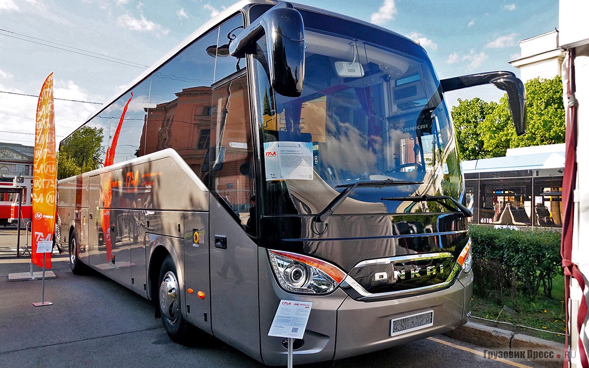 <br>Дилер ООО «ПаратАвто-М» привёз на петербургский фестиваль автобус Ankai A9 – китайский, но подозрительно похожий на Setra 400-й серии. Автобус оснащён 10-литровым дизельным двигателем Weichai WP10.375E53, который соответствует экоклассу Евро-5, и коробкой передач Qijiang (лицензия ZF). Такой Ankai может вместить 51 пассажира.<p><br></p>