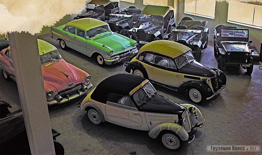 В выставочном зале размещены автомобили сразу нескольких эпох. Довоенный Auto-Union соседствует с послевоенной классикой раннего детройтского барокко Buick, Oldsmobile и джипами Второй мировой – Willys и ГАЗ