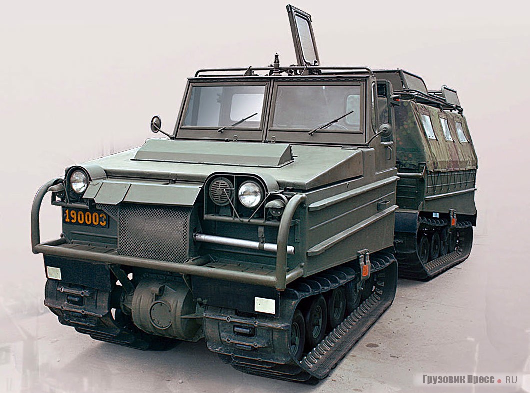 Сочлененный гусеничный транспортер BM-Volvo Bandvagn 202 образца 1961 года поставляли не только для нужд гражданских ведомств, но и для шведской армии. Мне довелось водить такую же машину на севере Швеции, и могу сказать, что управлять ею – одно удовольствие. А проходимость не хуже, чем у танка, при этом может развивать скорость до 40 км/ч