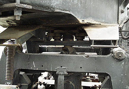 Опытный автопоезд ЗИЛ-6009 (1990 г.) с колесной формулой 10х10 в составе седельного тягача ЗИЛ-443114 и полуприцепа с активными ведущими мостами. Крутящий момент на прицеп передается с помощью карданной передачи, пропущенной прямо через седло тягача