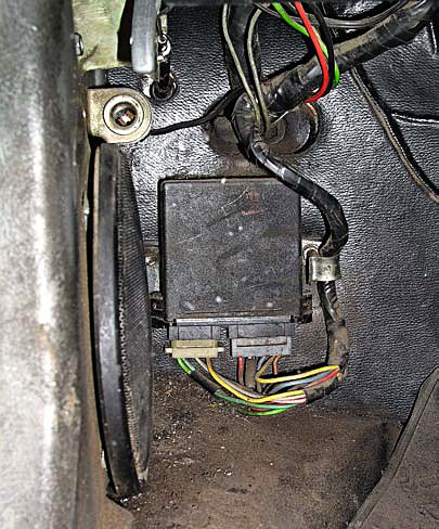 Реле указателей поворотов расположено в кабине возле левой ноги водителя