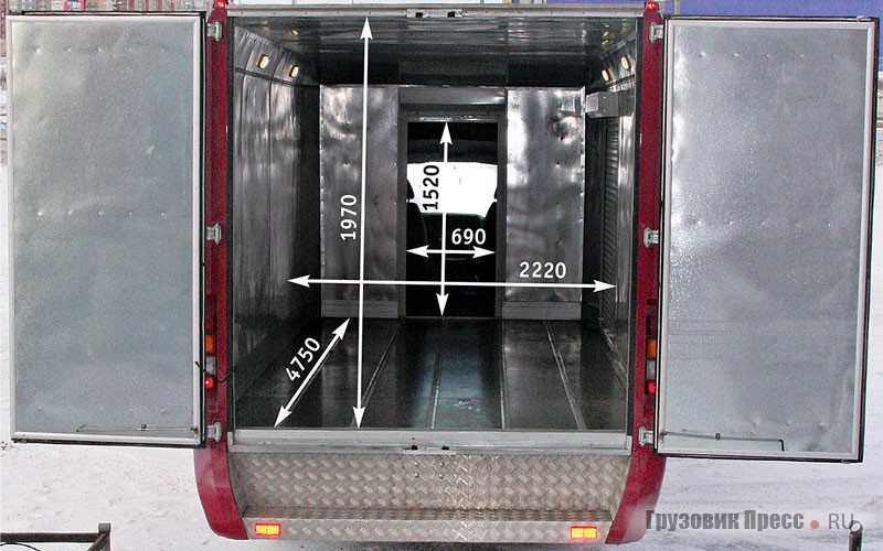 Широкая и удобная подножка сзади – залог быстрой загрузки фургона