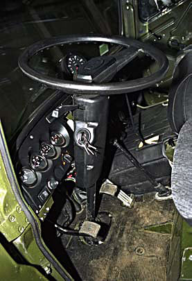 Рулевая колонка на УАЗ-2206 забрана в пластмассовый кожух, а в грузовичке УАЗ-3303 нет