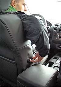 Поясничный подпор водительского сиденья регулируется рычажком, расположенным на его спинке