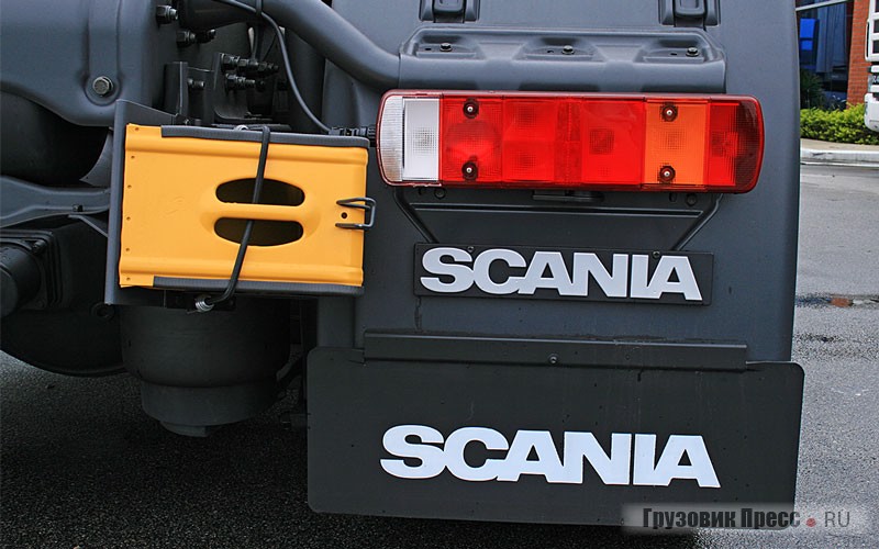 Задний фонарь и брызговик, дублирующий надпись Scania, – и всё на одном щитке