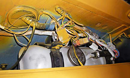 Неаккуратно проложенные жгуты проводки, залитые краской, при переделке грузовика в автомобиль аварийной службы