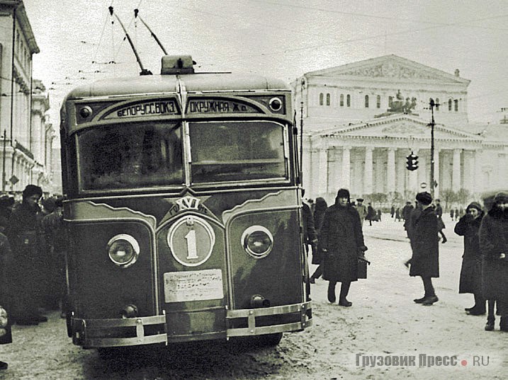 Первый ЛК-1 с нанесенными литерами XVI (16-я годовuина Великой Октябрьской социалистическая революции) на площади Свердлова. 1934 г.