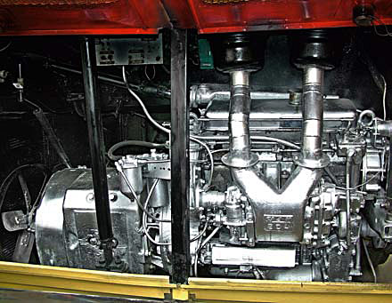 В задней части ЗИС-154 находится дизель ЯАЗ-204 с генератором «Динамо»