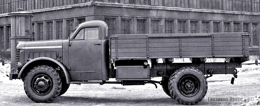 Несколько измененный «253-й» с новыми капотными боковинами и иными 8-оконными колесными дисками. Москва, НАМИ, 1945 г.