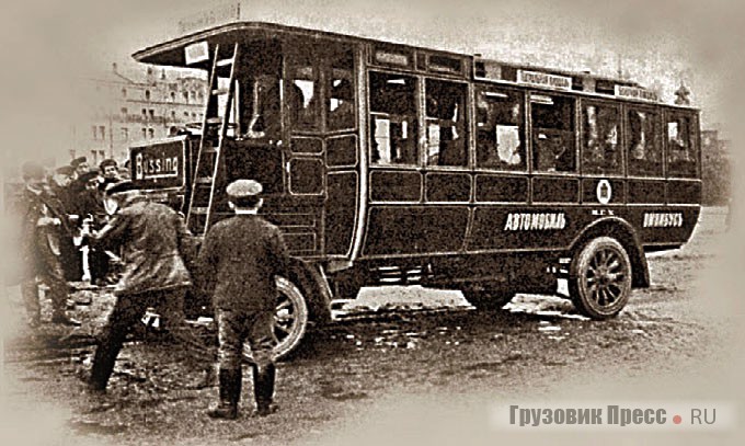 Восстановленный на заводе AМО и оснащенный 18-местным автобусным кузовом с задней входной дверью американский грузовик White TBC внешне выглядел как FIAT ter15 – поскольку на нем стоял итальянский радиатор. Москва, 13.08.1924 г.