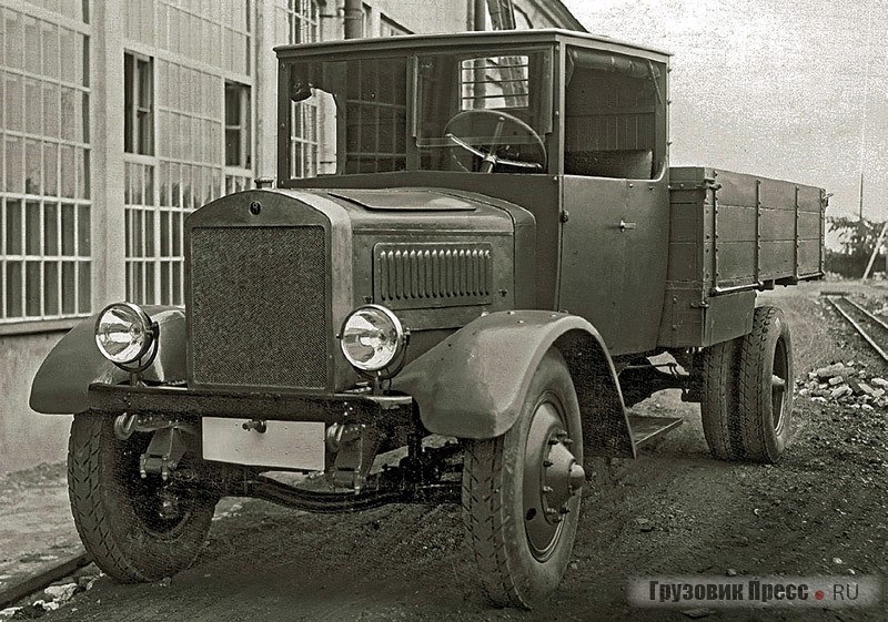 Наиболее известное фото Я-4 образца 1929 г., снятого на территории автозавода